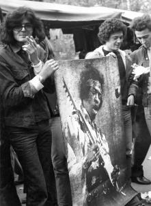 Fiera di Sinigaglia. Milano - Mercatino - Ritratto di gruppo - Ragazzi con manifesto Jimi Hendrix