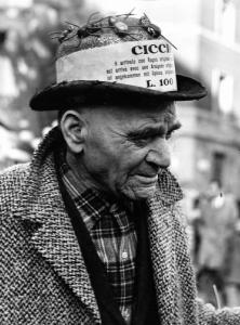 Fiera di Sinigaglia. Milano - Mercatino - Ritratto maschile - Anziano rigattiere con cappello con insetti in ferro