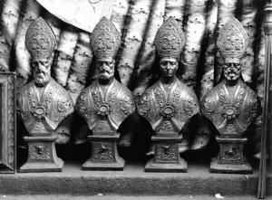 Fiera di Sinigaglia. Milano - Mercatino - Statue: busti di vescovi