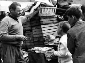 Fiera di Sinigaglia: Bimbi. Milano - Mercatino - Bancarella libri usati: giornali, fumetti - Casse di legno - Ambulante con due bambini