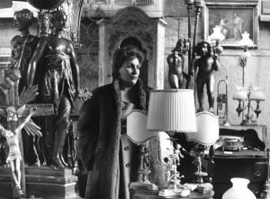 Fiera di Sinigaglia. Milano - Mercatino - Antiquariato: lampade, statue, crocifissi - Ritratto femminile - Donna con pelliccia