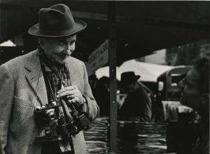 Fiera di Sinigaglia. Milano - Mercatino - Ritratto maschile - Anziano con macchina fotografica al collo, cannocchiale