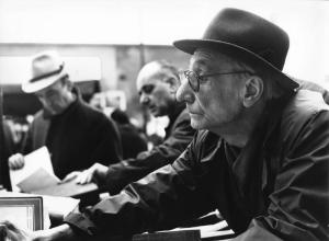 Fiera di Sinigaglia. Milano - Mercatino - Bancarella di libri usati - Ritratto maschile - Anziano con occhiali e cappello