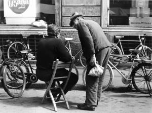 Fiera di Sinigaglia. Milano - Mercatino - Uomini anziani di spalle - Biciclette