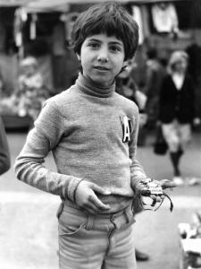 Fiera di Sinigaglia: Bimbi. Milano - Mercatino - Ritratto infantile - Bambino ambulante con orologi in mano