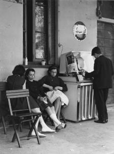 Balera. Italia del Nord - Balera - Cortile interno - Ritratto di gruppo - Ragazze sedute e ragazzo di spalla al juke box