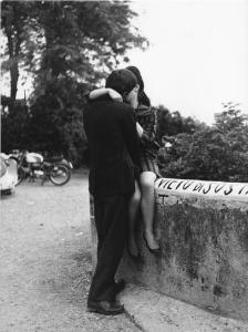 Balera: Amore. Italia del Nord - Balera - Ritratto di coppia - Ragazzi su un muretto con scritta "Divieto di Sosta" - Bacio, abbraccio
