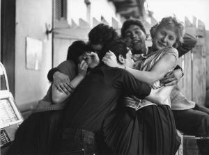 Balera: Amore. Italia del Nord - Balera - Ritratto di gruppo - Coppie di ragazzi - Abbracci, baci - Gioco