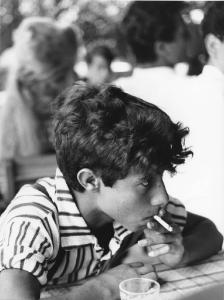 Balera: Volti. Italia del Nord - Balera - Ritratto maschile - Ragazzo seduto a un tavolo - Sigaretta, fumo