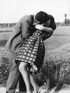 Balera: seconda scelta. Italia del Nord - Ritratto di coppia - Ragazzi - Abbraccio, bacio sul ciglio della strada - Prato sullo sfondo