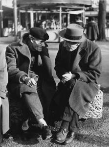 Luna park. Milano - Luna park - Ritratto maschile - Anziani con cappello e cappotto seduti su una panchina