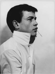 Giovani. Ritratto maschile - Ragazzo con camicia con collo alzato e sigaretta