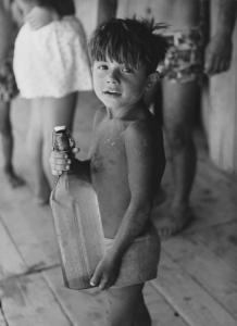 Napoli: Bimbi, soli. Napoli - Ritratto infantile - Bambino in costume da bagno con bottiglia di acqua in mano