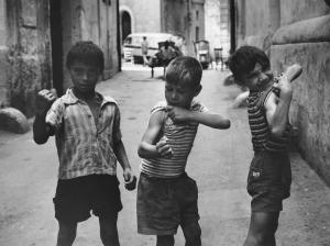 Napoli: Scugnizzi, si gioca. Napoli - Vicoli - Ritratto di gruppo - Bambini mostrano i muscoli