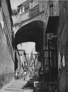 Napoli: Vicoli. Napoli - Vicoli - Scalinata con arco con panni stesi - Bambini