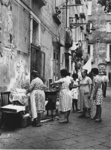 Napoli: Vicoli. Napoli - Vicoli - Street food - Donne cucinano a un braciere ambulante