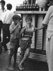 Napoli: Scugnizzi, guappetti. Napoli - Vicoli - Ritratto infantile - Due bambini con bicchiere in mano - Bancone di un bar all'aperto - Bottiglie di Coca Cola