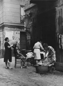 Napoli: Nei bassi/ Lavoro. Napoli - Vicoli - Donne al lavoro, attività domestiche: parrucchiera, bucato e addetta stireria - Indumenti - Capelli