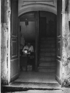 Napoli: Lavoro. Napoli - Vicoli - Ritratto maschile - Anziano calzolaio nel suo laboratorio - Portone d'ingresso