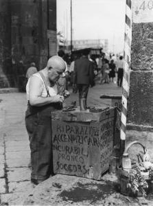 Napoli: Lavoro. Napoli - Vicoli - Ritratto maschile - Anziano al lavoro - Riparazione accendisigari