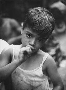 Napoli: Scugnizzi, ritratti, volti. Napoli - Esterno - Ritratto infantile - Bambino con dito in bocca