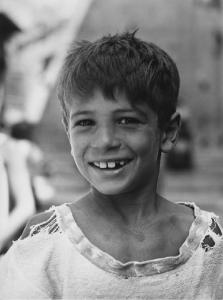 Napoli: Scugnizzi, ritratti, volti. Napoli - Esterno - Ritratto infantile - Bambino con maglietta rotta - Sorrisi