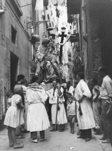 Napoli: La fede. Napoli - Vicoli - Festa - Processione - Statua della Madonna - Uomini con tunica - Bambini - Religione