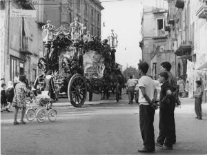 Napoli: La fede. Napoli - Vicoli - Carro funebre - Processione - Ragazzi che guardano - Religione