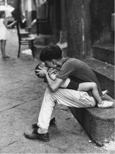Napoli: Scugnizzi, affetto. Napoli - Vicoli - Ritratto infantile - Bambino con bambino tra le braccia - Bacio - Abbraccio