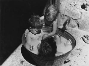 Napoli: Scugnizzi, affetto. Napoli - Vicoli - Ritratto di gruppo - Bambini fanno il bagno nella tinozza - Acqua