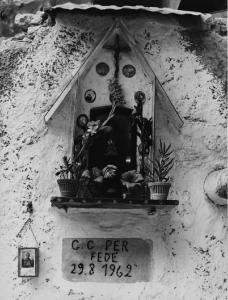 Napoli: Altarini. Napoli - Vicoli - Edicola votiva - Santo - Iscrizione a muro: G. G. per fede 29 8 1962 - Religione