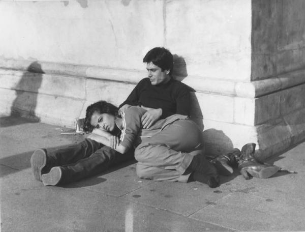 Piazza Duomo: Amore. Milano - Piazza del Duomo - Ritratto di coppia - Ragazza e ragazzo seduti a terra - Abbraccio