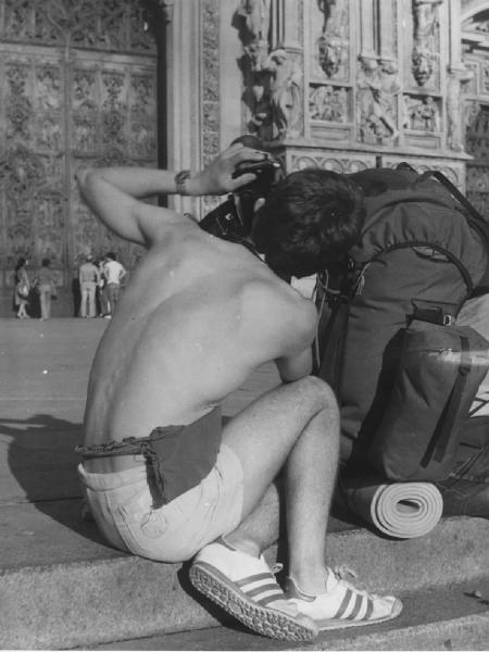 Piazza Duomo: La foto. Milano - Piazza del Duomo - Ritratto maschile - Ragazzo a torso nudo con macchina fotografica - Zaino