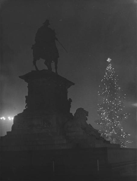 Piazza Duomo: La piazza. Milano - Piazza del Duomo - Monumento a Vittorio Emanuele II - Veduta notturna - Albero di Natale