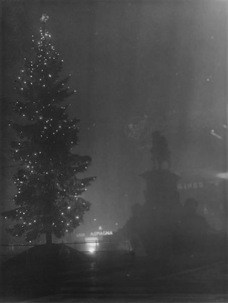 Piazza Duomo. Milano - Piazza del Duomo - Monumento a Vittorio Emanuele II - Veduta notturna - Albero di Natale