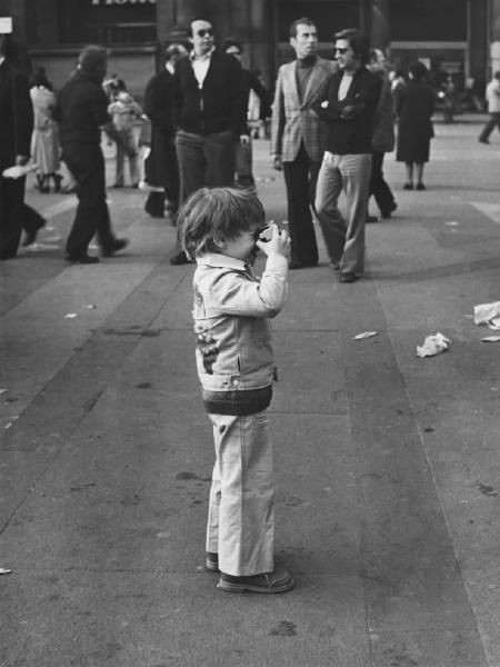 Piazza Duomo: La foto. Milano - Piazza del Duomo - Ritratto infantile - Bambino con macchina fotografica giocattolo