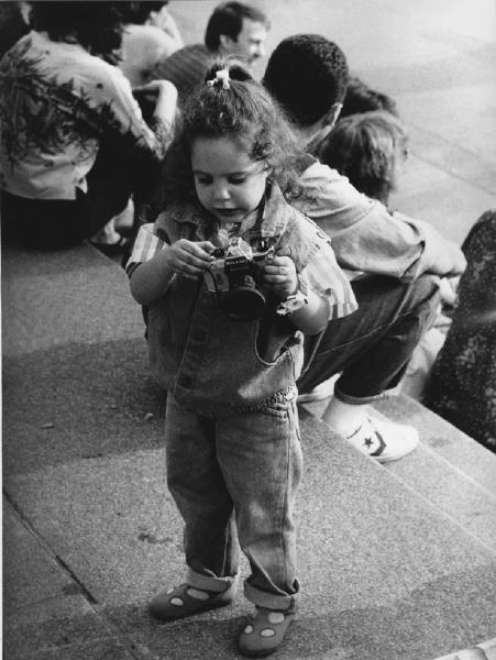 Piazza Duomo: La foto. Milano - Piazza del Duomo - Ritratto infantile - Bambina con macchina fotografica