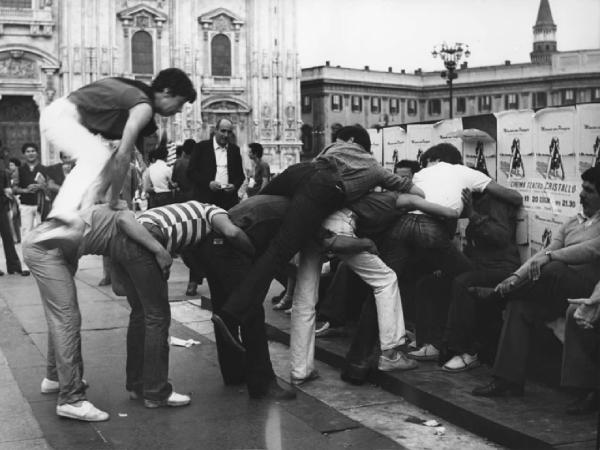 Piazza Duomo. Milano - Piazza del Duomo - Ragazzi - Gioco salto della cavallina