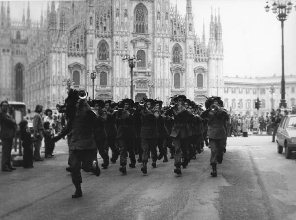 Piazza Duomo. Milano - Piazza del Duomo - Parata militare - Bersaglieri di corsa - Fanfara - Cappelli con piume