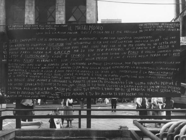 Piazza Duomo: Scritti. Milano - Piazza del Duomo - Arengario - Lavagna con scritta sul matrimonio