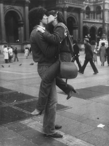 Piazza Duomo: Amore. Milano - Piazza del Duomo - Ritratto di coppia - Ragazza in braccio a ragazzo - Bacio