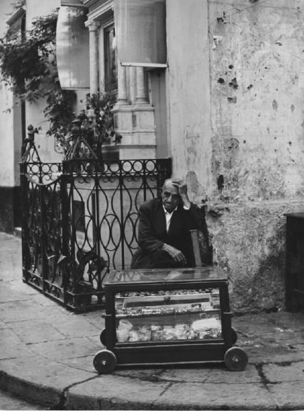 Napoli: Seconda scelta. Napoli - Vicoli - Ritratto maschile - Anziano venditore ambulante di dolci - Carretto a vetri con ruote