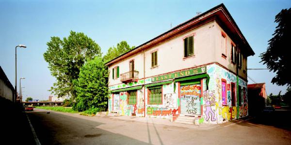 Attraverso la pianura. Milano - A51 Tangenziale Est - Birreria East End: pub - Murales, graffiti