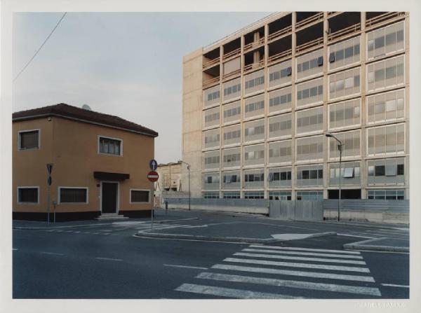 Architettura Urbana. Milano, via Massiniano - Periferia - Casa - Strada - Cantiere: edificio uso terziario