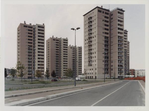 Architettura Urbana. Milano, via Palizzi - Periferia - Strada - Edilizia popolare
