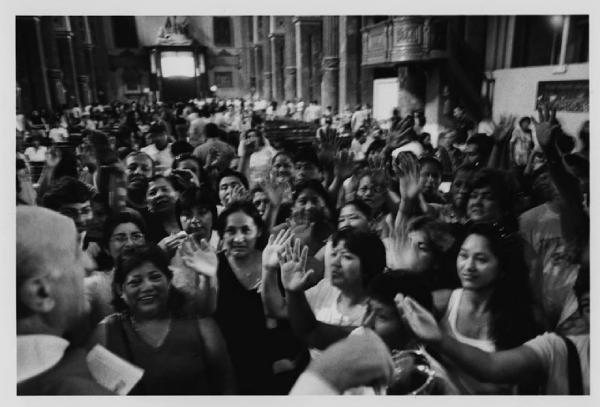 Assistenza integrazione solidarietà. Milano - Chiesa di Santo Stefano Maggiore - Ritratto di gruppo - Donne, uomini - Messa comunità latino americana