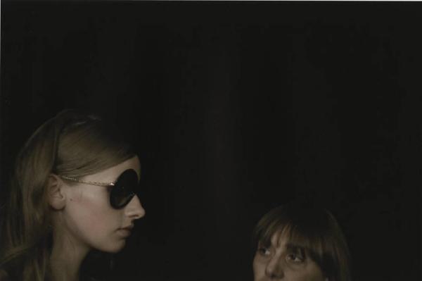 Moda e creatività. Milano - Backstage sfilata Scuola di moda Marangoni - Ritratto femminile - Ragazza, modella con occhiali da sole e donna