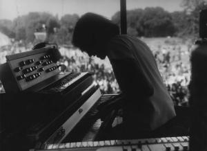 Festival Pop. Milano - Parco Lambro - Festival pop - Ritratto maschile - Ragazzo musicista alla pianola sul palco