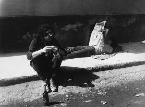 Festival Pop [?] Mondo Beat [?]. Milano - Marciapiede - Ritratto maschile - Ragazzo seduto con panino e bottiglia di birra - Ragazzo sdraiato con giornale