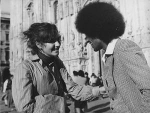 Piazza Duomo: Amore. Milano - Piazza del Duomo - Ritratto di coppia - Ragazza e ragazzo nero: capelli ricci